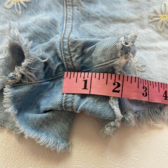 American Eagle Daisy Embroidered Denim Shorts Size 4 - Picture 7 of 8